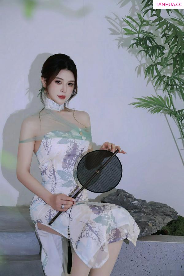   [XiuRen]高清写真图 2025.08.27 No.10694 阿依莎 浅色古风第22张图片